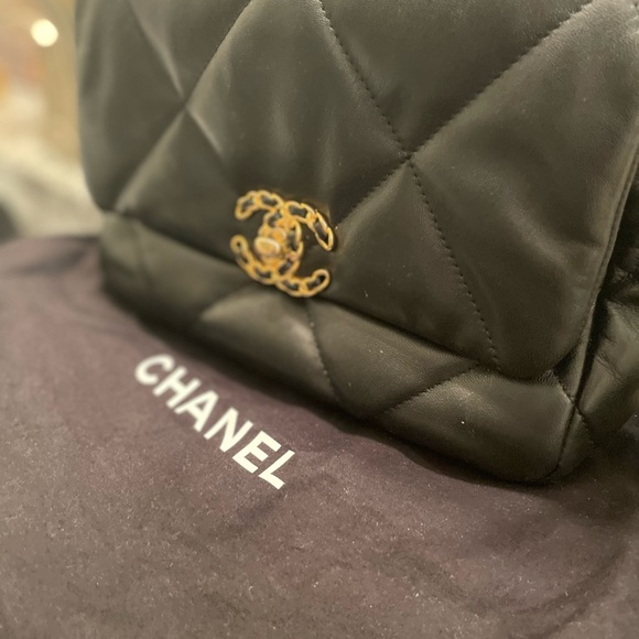 Authentic Medium Chanel 19 lambskin handbag with silver and gold hardware - Picture 2 of 14